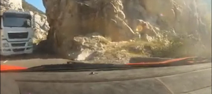 فيديو : فيراري F430 سكوديريا تواجه مباشرة شاحنة داخل ممر جبلي ضيق