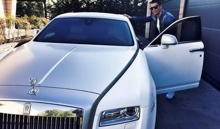 كريستيانو رونالدو يحضر تدريبات الملكي في سيارته رولزرويس جوست