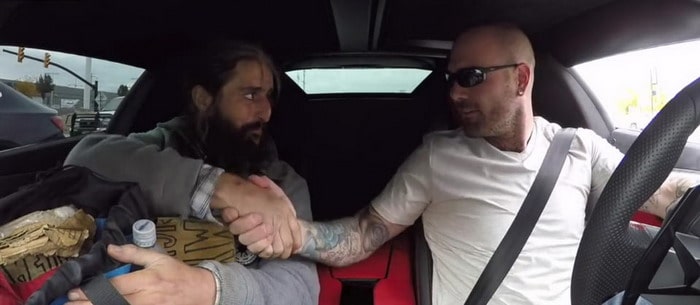 فيديو : مالك لامبورجيني أفنتادور يقدم لمشرد وجبة وغرفة في فندق