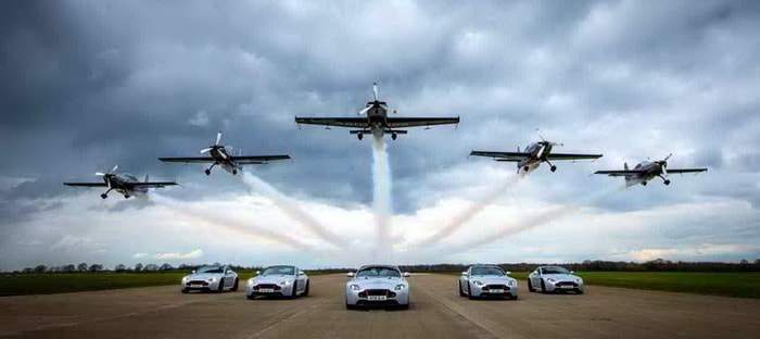 أستون مارتن V8 Vantage S Blades Edition تبدأ التسليم ورحلات جوية للمشترين