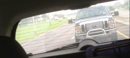 فيديو: سائق فورد F250 يحاول استعراض عضلاته فتلقى عقابه في الحال!