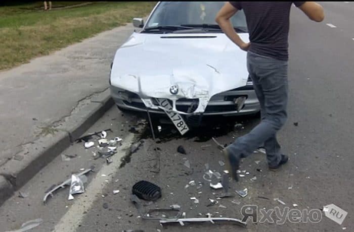 فيديو : نهاية مفاجئة يواجهها سائق سيارة أجرة BMW مسرع راوغ عدة سيارات علي الطريق