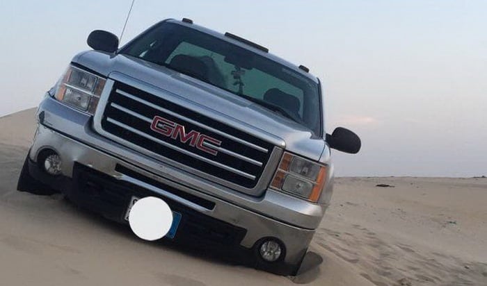 انقاذ سيارة GMC من رمال الصحراء في المنطقة الشرقية