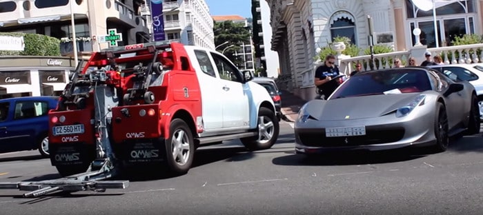 فيديو : فيراري 458 سبايدر معدلة بلوحات سعودية تتعرض للسحب في كان للتوقف الخاطيء