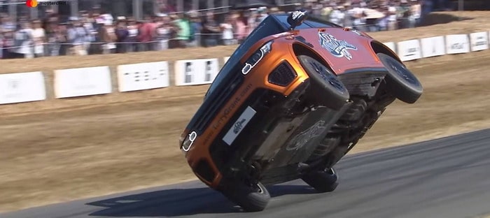 فيديو : رانج روفر سبورت SVR تدور حول جودوود على عجلتين فقط