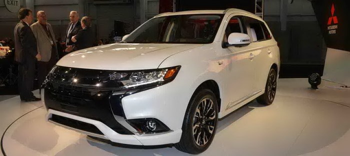 ميتسوبيشي أوتلاندر PHEV 2017 تستعرض قوتها الهجينة في نيويورك 2016