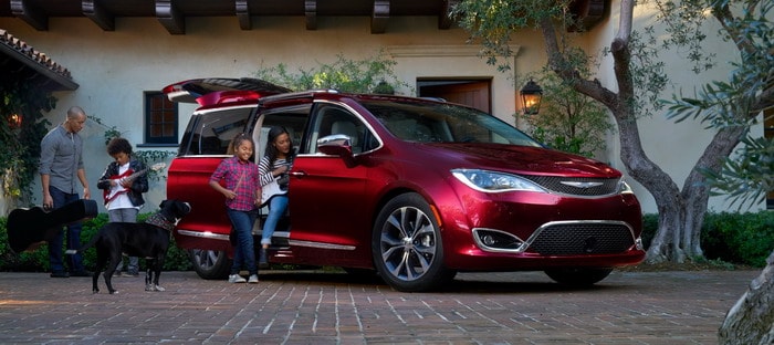 كرايسلر تطلق باسيفيكا 2017 بسعر 28.595 دولار و40 ابتكار جديد في فئة الـ MPV