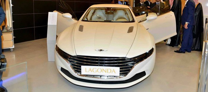 أستون مارتن لاجوندا Taraf البيضاء تطل بسحر خاص في السعودية