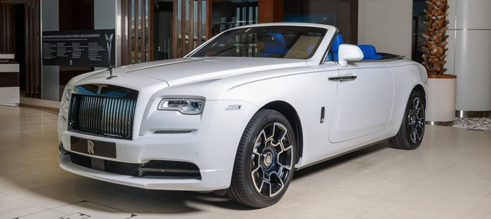 رولزرويس دوون Black Badge Trichromatic مثيرة باللونين الأبيض والأزرق في أبوظبي