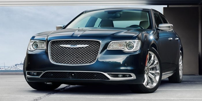 مراجعة سيارة كرايسلر 300 2015 … السيدان الأمريكية في عقدها السادس