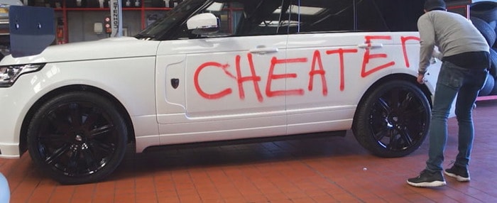 فيديو : رانج روفر المخربة في لندن من زوجة غاضبة لم تكن سوي حيلة تسويقية !!