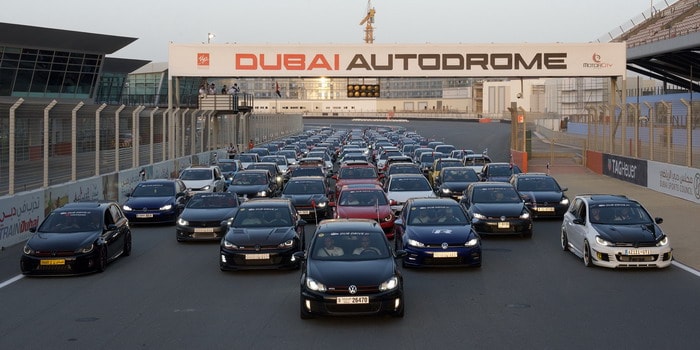 فولكس فاجن تجمع 150 سيارة كلاسيكية لعشاقها في الخليج