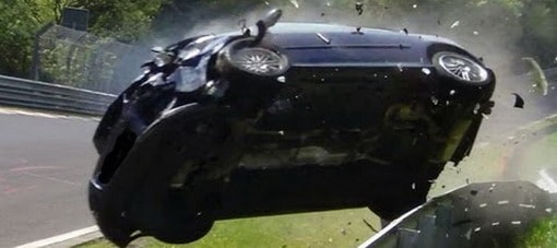 فيديو: فولكس فاجن جولف GTI تلتقي بحاجز حلبة النيربيرجرينج وتطير في الهواء