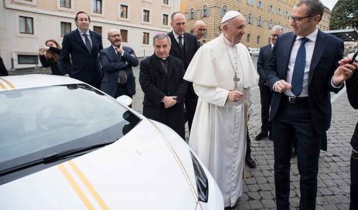 بيع سيارة بابا الفاتيكان اللامبورجيني في المزاد بسعر 861 ألف دولار