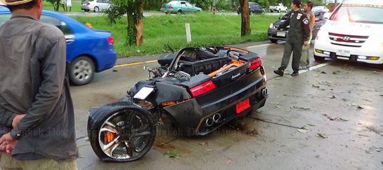 لمبورجيني جلاردو تنقسم لنصفين في حادث مروع وتصيب سائقها بجروح