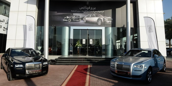 رولزرويس تفتتح أوّل صالة في العالم مخصصة لسيارات بروفينانس في الشارقة