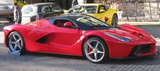 أول مالك لفيراري لافيراري يعرضها للبيع بـ 2.3 مليون يورو بعد 200 كم فقط من قيادتها