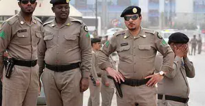 أمن مكة يحمي كامري من سرقة محتوياتها بعد أن تركها صاحبها مفتوحة ليؤدي العمرة