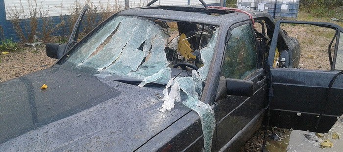 فيديو : هذا ما يحدث لسيارة مرسيدس 190E في مواجهة مدفع مياه شرس !!