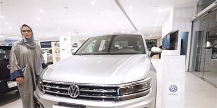 ساماكو تحتفل بأول سعودية تشتري سيارة فولكس فاجن تيجوان