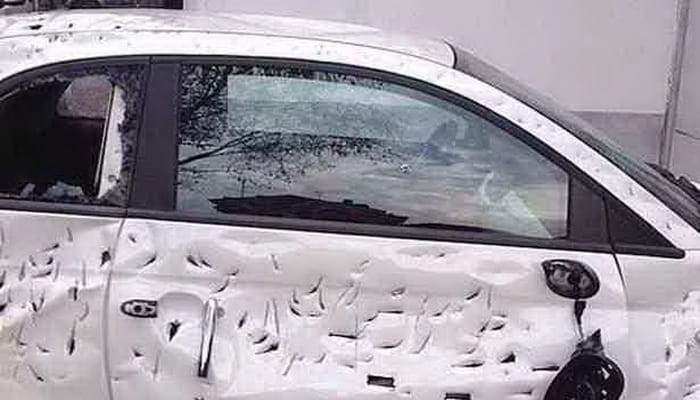 ايطالي غاضب يحطم سيارته فيات 500 بعد رفض محركها الدوران في الصباح