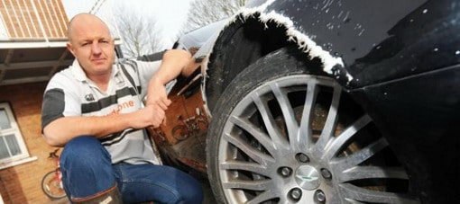 رجل يتخلى عن كلبته بعد أن أكل جزء من سيارته الأستون مارتن!!