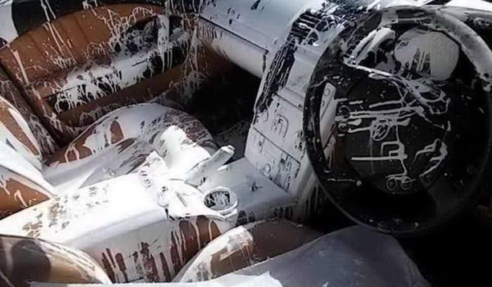 سيارة مازيراتي تتعرض لأضرار كبيرة بعد سقوط طلاء أبيض عليها