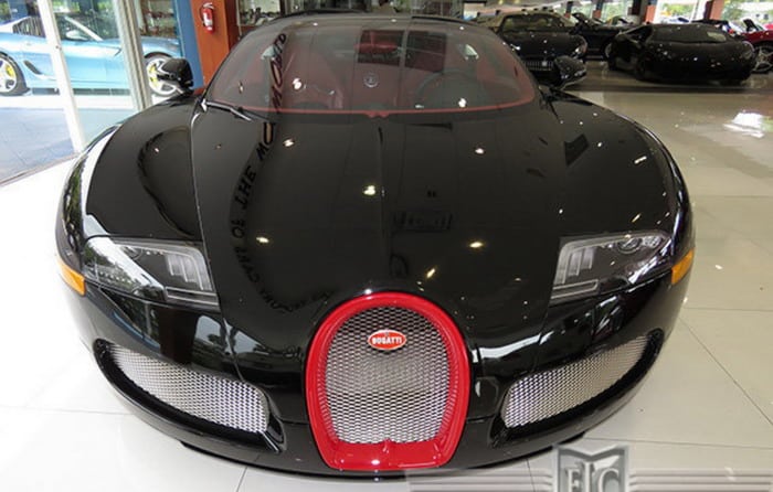 تاجر في فلوريدا يعرض اثنين من سيارات بوجاتي فيرون للبيع