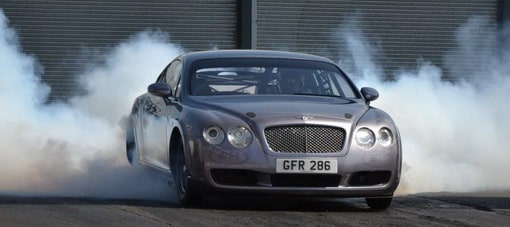 بنتلي كونتيننتال GT بقوة 3000 حصان تستعرض عضلاتها على مضمار دراج