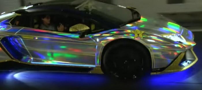فيديو : لامبورجيني أفينتادور رودستر بمصابيح LED بقيمة 30 ألف دولار تستعرض في طوكيو