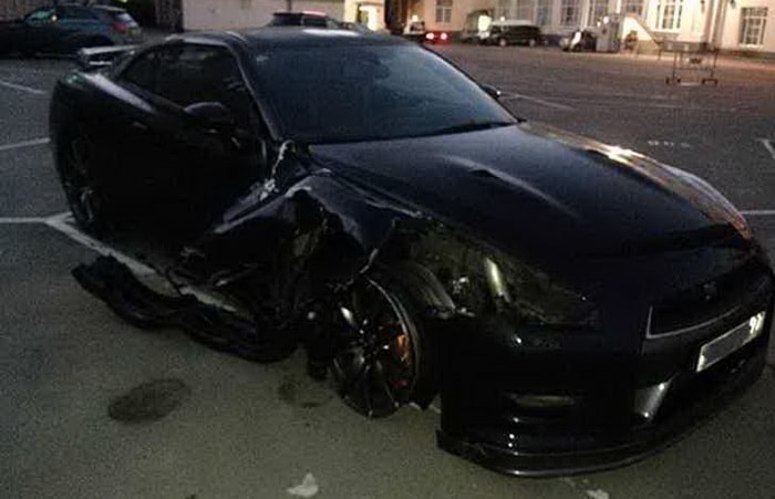 فيديو : إطار نيسان GTR ينفجر علي سرعة 327 كم وسائقها يوقفها بأمان