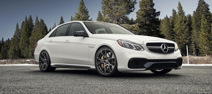 مرسيدس E63 AMG بعجلات Vorsteiner VFF 103 تتألق باللون الأبيض