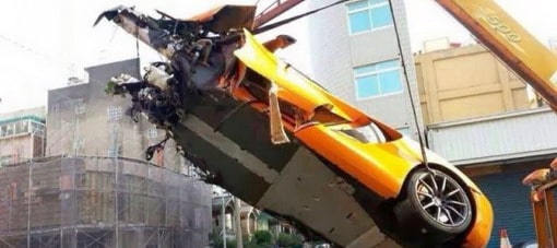 ماكلارين MP412C تتحطم بالكامل اثر اصطدامها بأحد الأعمدة الخرسانية في تايوان
