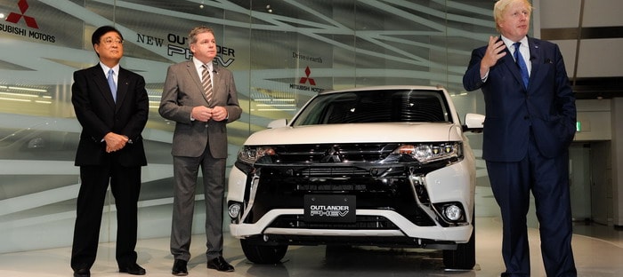 عمدة لندن يكشف الغطاء عن ميتسوبيشي أوتلاندر المحسنة في طوكيو
