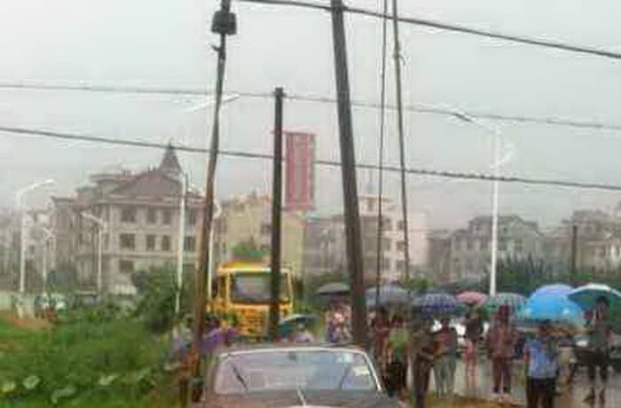 رولزرويس فانتوم تنقلب بفعل الأمطار في أحد الحقول الصينية