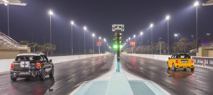 ميني تقدم وجبة ساخنة علي حلبة مرسي ياس نجمتها جون كوبر ووركس المكشوفة