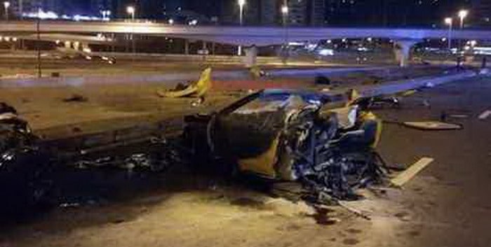 فيراري تنشطر لنصفين في دبي بعد اصطدامها بعمود إنارة