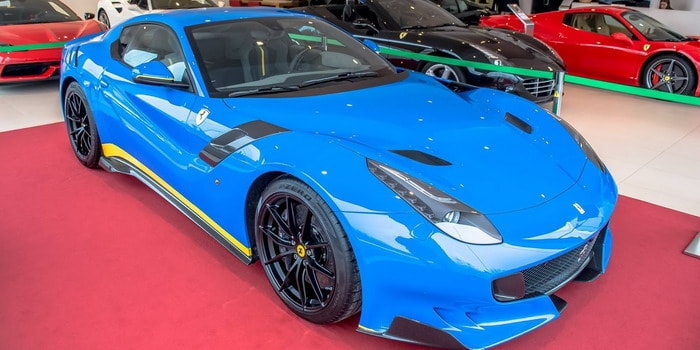 فيراري F12tdf فريدة من نوعها تتزين باللون الأزرق دينو أزورز مع لمسات صفراء خاصة