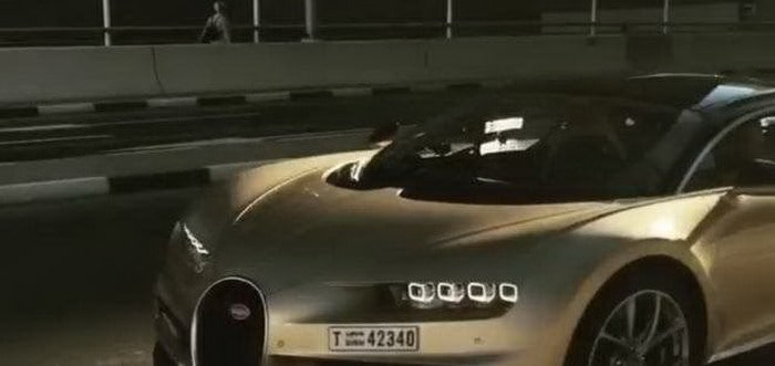 كريس هاريس يختبر موديل بوجاتي شيرون في دبي خلال تصوير توب جير