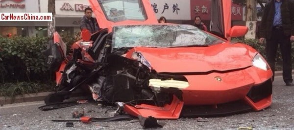 لمبورجيني افنتادور تفقد نصف وجهها في حادث قوي مع حافلة بالصين