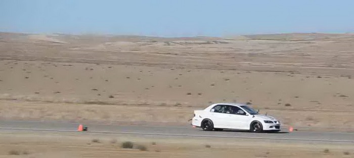 فيديو : ميتسوبيشي إيفو تتفوق علي فيرون وتحقق رقم قياسي جديد لمسافة النصف ميل