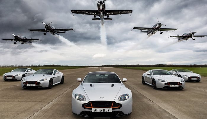 أستون مارتن تروج لموديل V8 Vantage S Blades Edition برحلة جوية أكروباتية