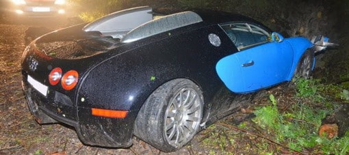 سائق بوجاتي فيرون يفقد السيطرة عليها ويطيح بها خارج الطريق السريع