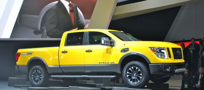 نيسان تيتان 2016 تدخل في صراع الشاحنات القاسي في ديترويت 2015