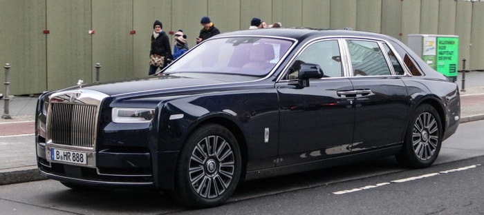 رولزرويس فانتوم الجديدة تظهر في طريق عام وتستعرض بحجمها الكبير