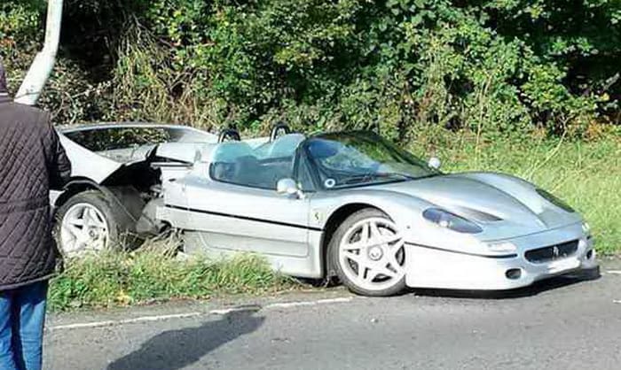 فيراري F50 بسعر مليون دولار تتورط في أحد أغلي الحوادث البريطانية