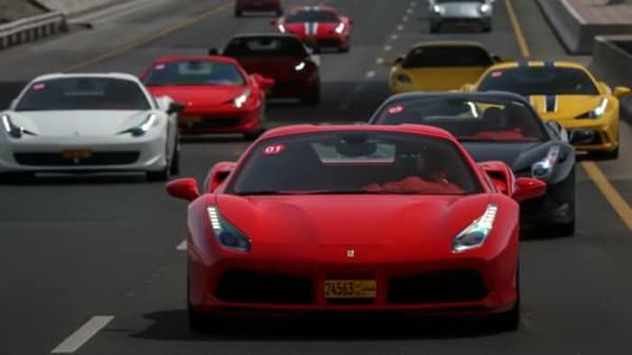 ملاك سيارات فيراري ينطلقون في رحلة من عمان لدبي