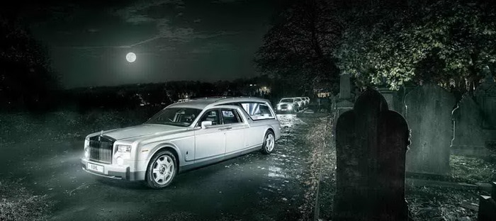 رولزرويس فانتوم الجنائزية تثير الرعب بلونها الفضي المخيف