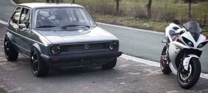 فيديو : فولكس فاجن جولف MK1 تجعل دراجة ياماها R1 تبدو بطيئة للغاية !!