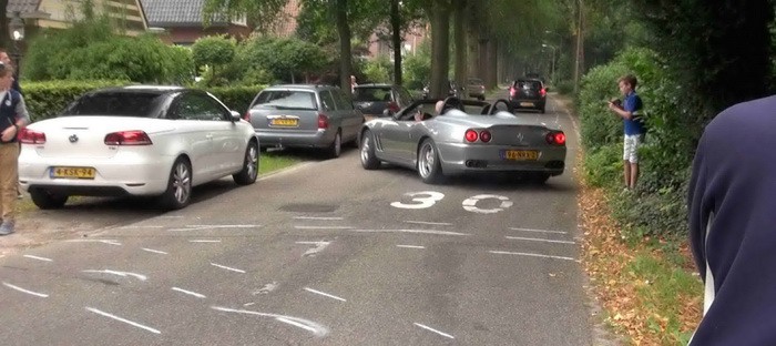 فيديو : سائق فيراري 550 Barchetta مبتديء يصطدم بسيارة فورد